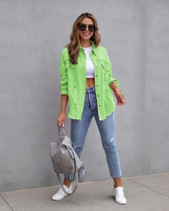 Detail der neongrünen Jeansjacke mit Used-Look, Rissen und ausgefransten Kanten