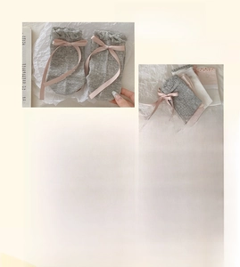 Dettaglio di calzini grigi con pizzo delicato e fiocchi in seta rosa per donna