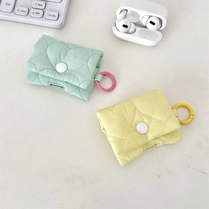Custodia per AirPods in cotone trapuntato a cuori verde menta e giallo con gancio a clip