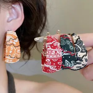 Boucles d'oreilles créoles en tissu imprimé cachemire avec tiges en argent fin
