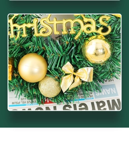 Détail d'une couronne de Noël avec ornements dorés et décoration festive d'aiguilles de pin