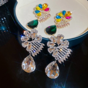 Makroaufnahme glitzernder Blumen-Ohrhänger mit bunten birnenförmigen Kristallen