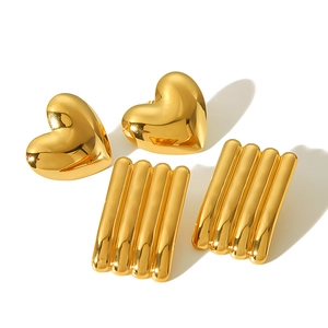 Set di orecchini a lobo a cuore e rettangolari in acciaio inossidabile placcato oro 18k