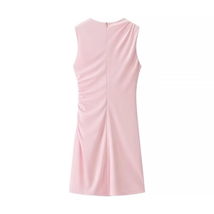 Détail d'une robe sans manches en satin rose avec fronces latérales sur fond blanc