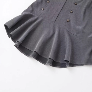 Robe sans manches gris foncé avec épaulettes, boutons croisés et ourlet à volants