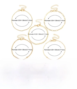 Detailansicht eines fünfteiligen goldenen Kupferarmband-Sets mit verschiedenen Kettenstilen