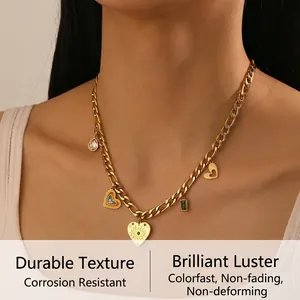 Dettaglio della collana in acciaio dorato con ciondoli a cuore in smalto colorato e cristalli