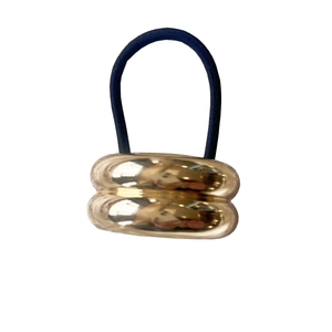 Détail de l'élastique à cheveux en U avec doubles cylindres en métal doré poli brillant