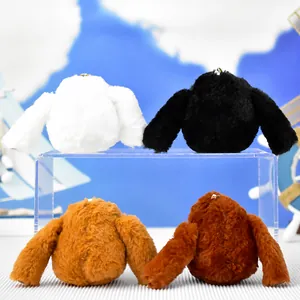 Dettaglio di quattro portachiavi a forma di gorilla in peluche colorato con braccia lunghe