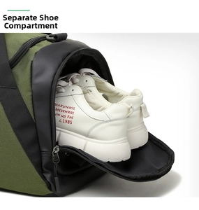 Détail du sac de sport vert armée avec compartiment à chaussures séparé et zippé