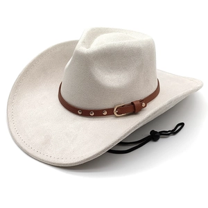 Dettaglio del cappello western in pelle scamosciata con cintura marrone e fibbia dorata