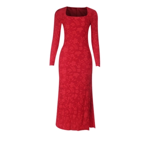 Elegante abito lungo rosso con spalle scoperte e maniche lunghe in jacquard