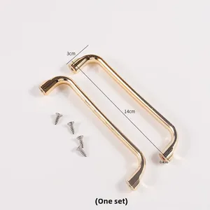 Dettaglio di maniglie dorate a U da 14cm con viti di montaggio e misure dimensionali