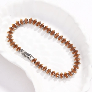 Elegante bracciale tennis in zirconi marroni taglio marquise con finitura argentata.