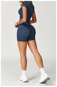 Vista posteriore del set yoga blu navy con top aderente e pantaloncini a vita alta a V