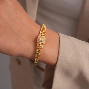 Détail d'un bracelet manchette géométrique plaqué or 18 carats avec zircon rectangulaire