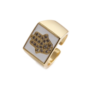 Vue détaillée de la bague Main de Fatma avec zircon incrusté et émail blanc