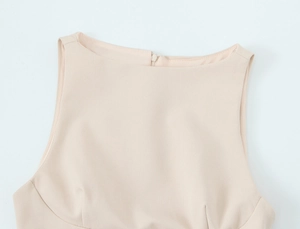 Détail d'une robe sans manches à col bateau nude en tissu tissé de haute qualité et couture