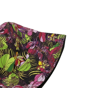 Gros plan sur l'imprimé de feuilles tropicales et le motif floral du chapeau bob