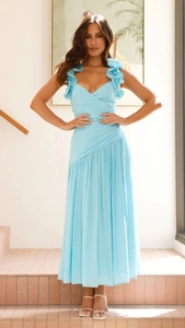 Détail d'une robe longue bleu clair sans manches avec bretelles à volants et ourlet
