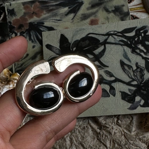 Irregular gold alloy collar with double oval black stone pendants in vintage style