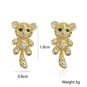 Detalle de pendientes de tigre dorados de 1,8 cm con circonitas y peso de 3g