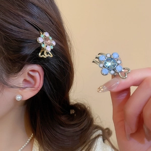 Gros plan de pinces à cheveux florales avec pierres colorées et finition métal