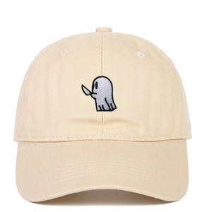 Détail de la broderie fantôme avec couteau sur casquette de baseball en coton beige