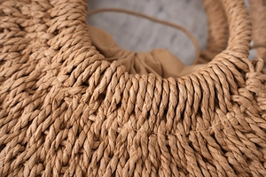 Detail der gewebten Strandtasche mit Kordelzugfutter und Griffbefestigung im Nahfokus