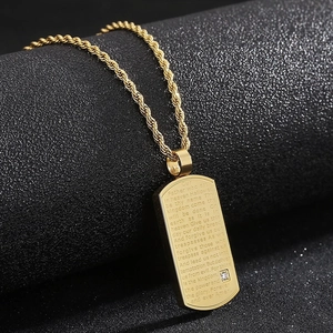 Collier plaque militaire en acier doré avec prière gravée et petit diamant sur fond noir