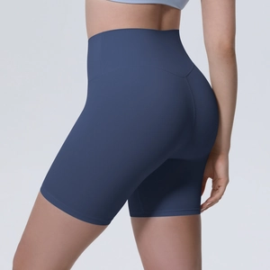 Détail du short de yoga bleu marine à taille haute montrant l'effet galbant fessier