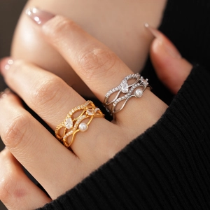 Detailansicht des mehrlagigen 18k vergoldeten Rings mit Perlen und Zirkonia-Steinen
