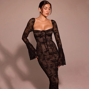 Robe longue en dentelle noire avec manches cloche et coupe moulante dos nu pour femme