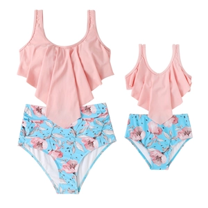 Bikini rosa con volant e slip a vita alta a fiori blu per mamma e figlia in vista piana