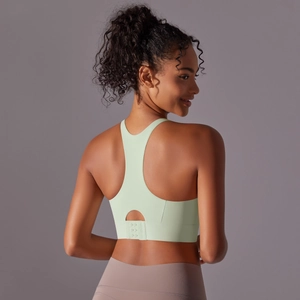 Détail d'un soutien-gorge de sport vert clair avec dos nageur et fermeture réglable