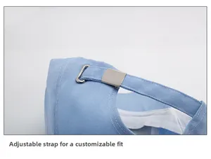 Détail de la boucle en métal argenté réglable et du coton bleu clair sur la casquette