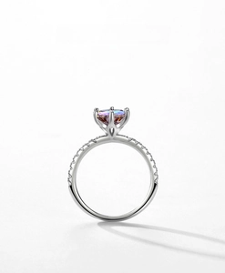 Dettaglio macro dell'anello in argento S925 con zircone quadrato dai riflessi cangianti