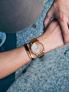Close-up of the TOMI quartz watch with brown leather strap and matching black leather bracelet