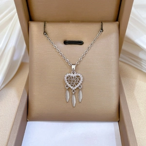 Dettaglio della collana acchiappasogni in argento con cuore e piume in confezione regalo