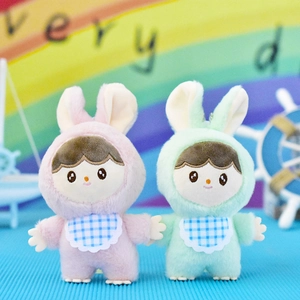 Vista dettagliata di due adorabili ciondoli a forma di coniglietto di peluche con bavaglini
