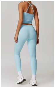 Vue arrière de l'ensemble de yoga bleu clair avec brassière croisée et leggings taille haute