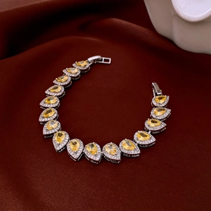 Vue macro d'un bracelet en argent serti de zircons jaunes en forme de goutte d'eau