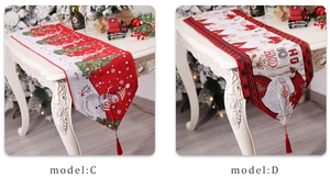 Chemin de table de Noël détaillé avec broderie Père Noël et élégantes franges festives