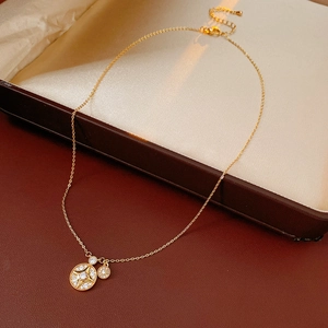 Vue détaillée d'un collier doré avec pendentif étoile et zircons sur un coussin doux