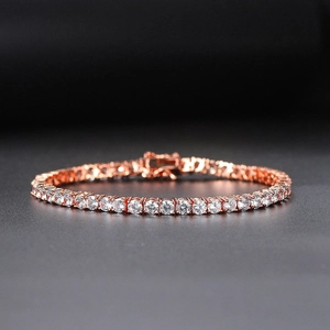 Dettaglio di bracciale tennis oro rosa con fila singola di zirconi incastonati a griffe