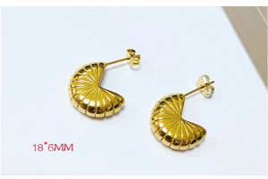 Detail view of 18K gold-plated stainless steel earrings with radial lines, size 18x6mm