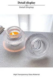 Détail du bougeoir en verre côtelé montrant sa texture transparente et sa lumière chaude