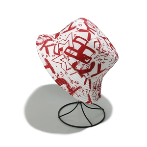 Dettaglio cappello alla pescatora bianco con stampa graffiti rossa in stile street art