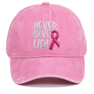 Detailstickerei mit rosa Schleife und Never Give Up Text auf einer Baumwollkappe
