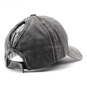 Détail de l'ouverture pour queue de cheval sur casquette en coton délavé